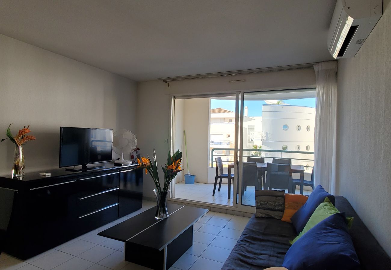 Appartamento a Fréjus - Port-Fréjus, Cesaree Borghèse, 2/3 locali 52m2, 4 posti letto, piscina, aria condizionata, parcheggio, accesso vicino alla spiaggia, ampio balcone per un piacevole soggiorno al sole, relax e svago