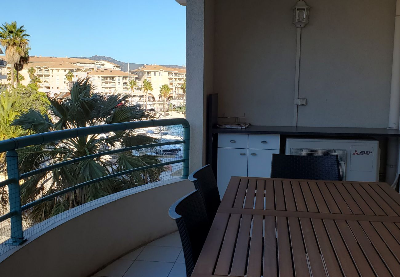 Appartamento a Fréjus - Port-Fréjus, Cesaree Borghèse, 2/3 locali 52m2, 4 posti letto, piscina, aria condizionata, parcheggio, accesso vicino alla spiaggia, ampio balcone per un piacevole soggiorno al sole, relax e svago