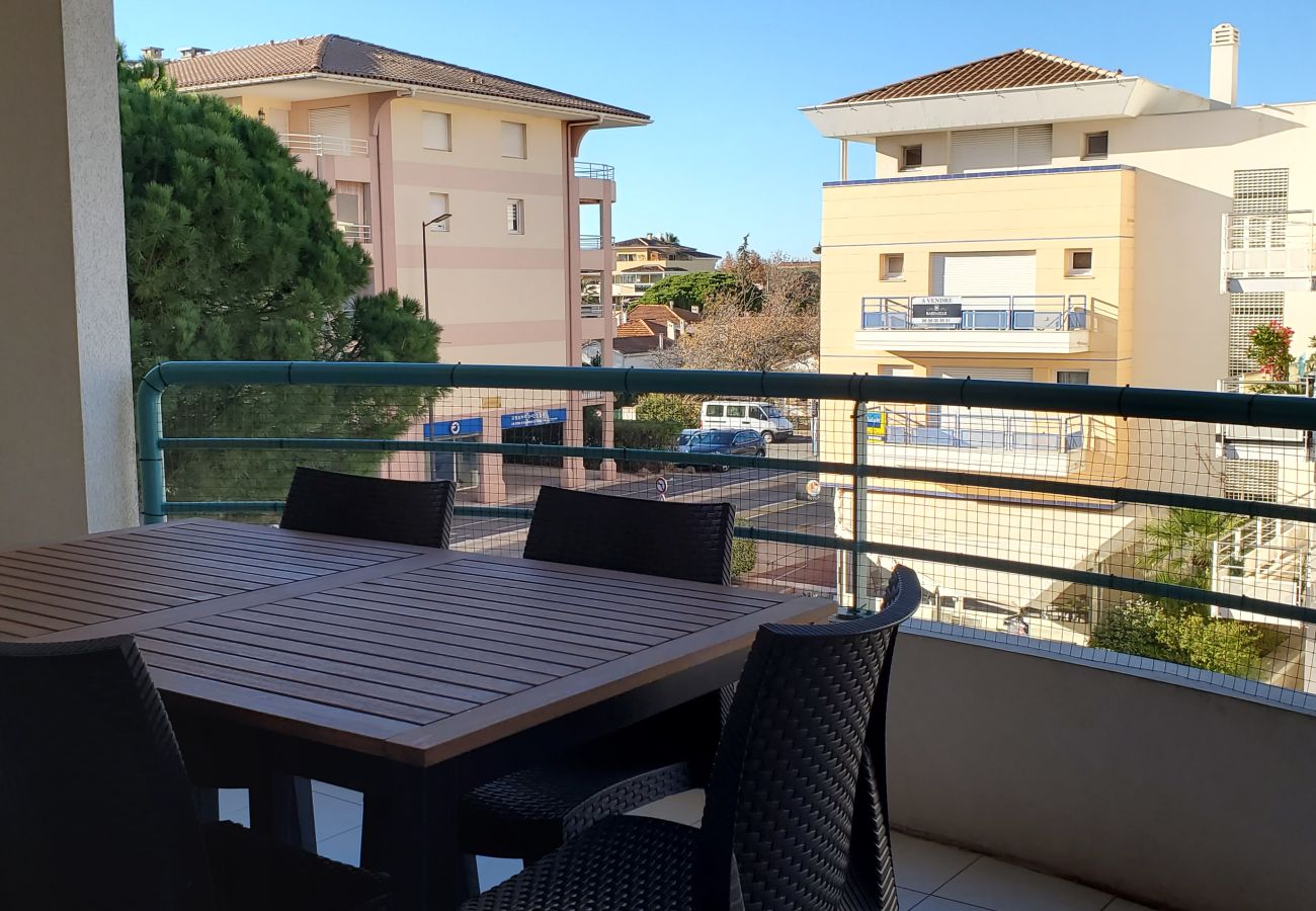 Appartamento a Fréjus - Port-Fréjus, Cesaree Borghèse, 2/3 locali 52m2, 4 posti letto, piscina, aria condizionata, parcheggio, accesso vicino alla spiaggia, ampio balcone per un piacevole soggiorno al sole, relax e svago