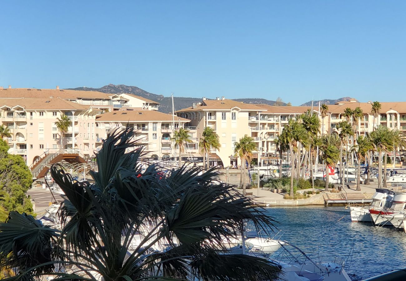 Appartamento a Fréjus - Port-Fréjus, Cesaree Borghèse, 2/3 locali 52m2, 4 posti letto, piscina, aria condizionata, parcheggio, accesso vicino alla spiaggia, ampio balcone per un piacevole soggiorno al sole, relax e svago