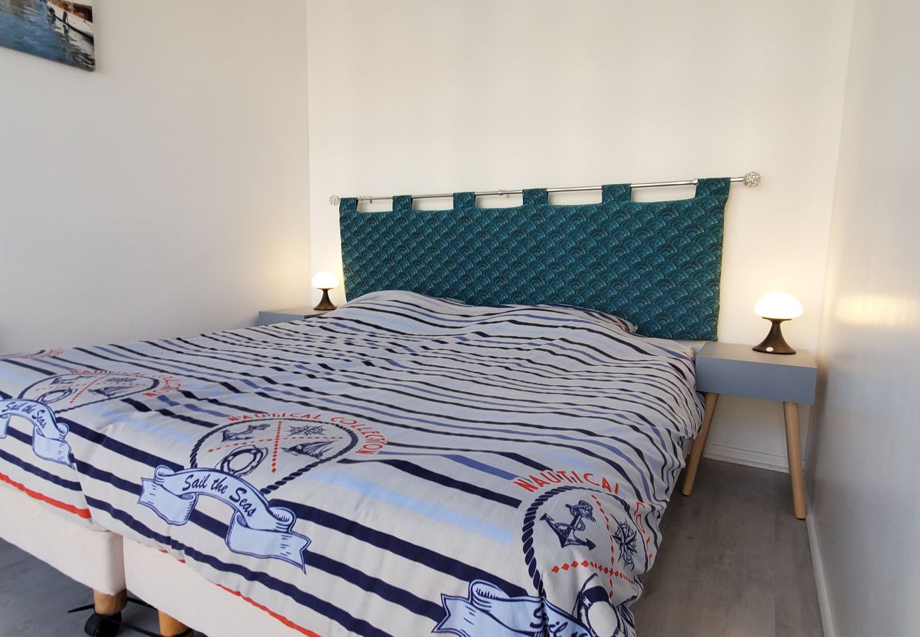 Appartamento a Fréjus - Port-Fréjus, Cesaree Borghèse, 2/3 locali 52m2, 4 posti letto, piscina, aria condizionata, parcheggio, accesso vicino alla spiaggia, ampio balcone per un piacevole soggiorno al sole, relax e svago