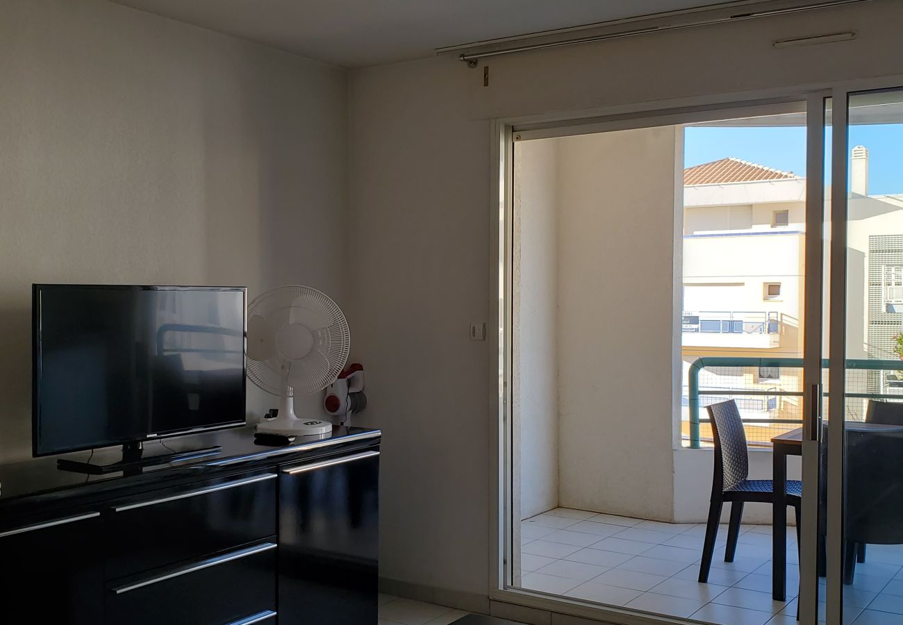 Appartamento a Fréjus - Port-Fréjus, Cesaree Borghèse, 2/3 locali 52m2, 4 posti letto, piscina, aria condizionata, parcheggio, accesso vicino alla spiaggia, ampio balcone per un piacevole soggiorno al sole, relax e svago