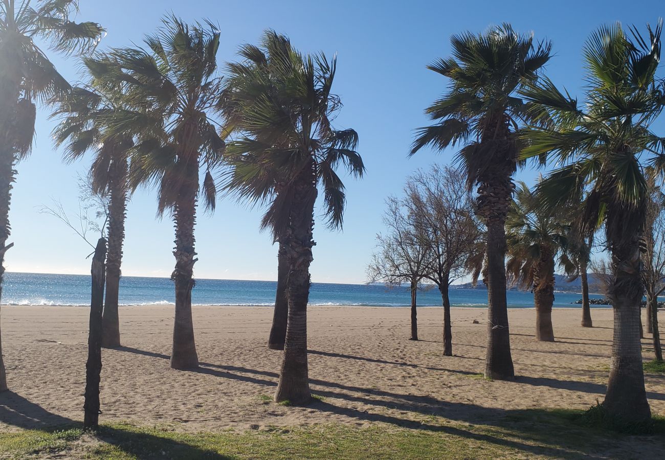 Appartamento a Fréjus - Port-Fréjus, Cesaree Borghèse, 2/3 locali 52m2, 4 posti letto, piscina, aria condizionata, parcheggio, accesso vicino alla spiaggia, ampio balcone per un piacevole soggiorno al sole, relax e svago