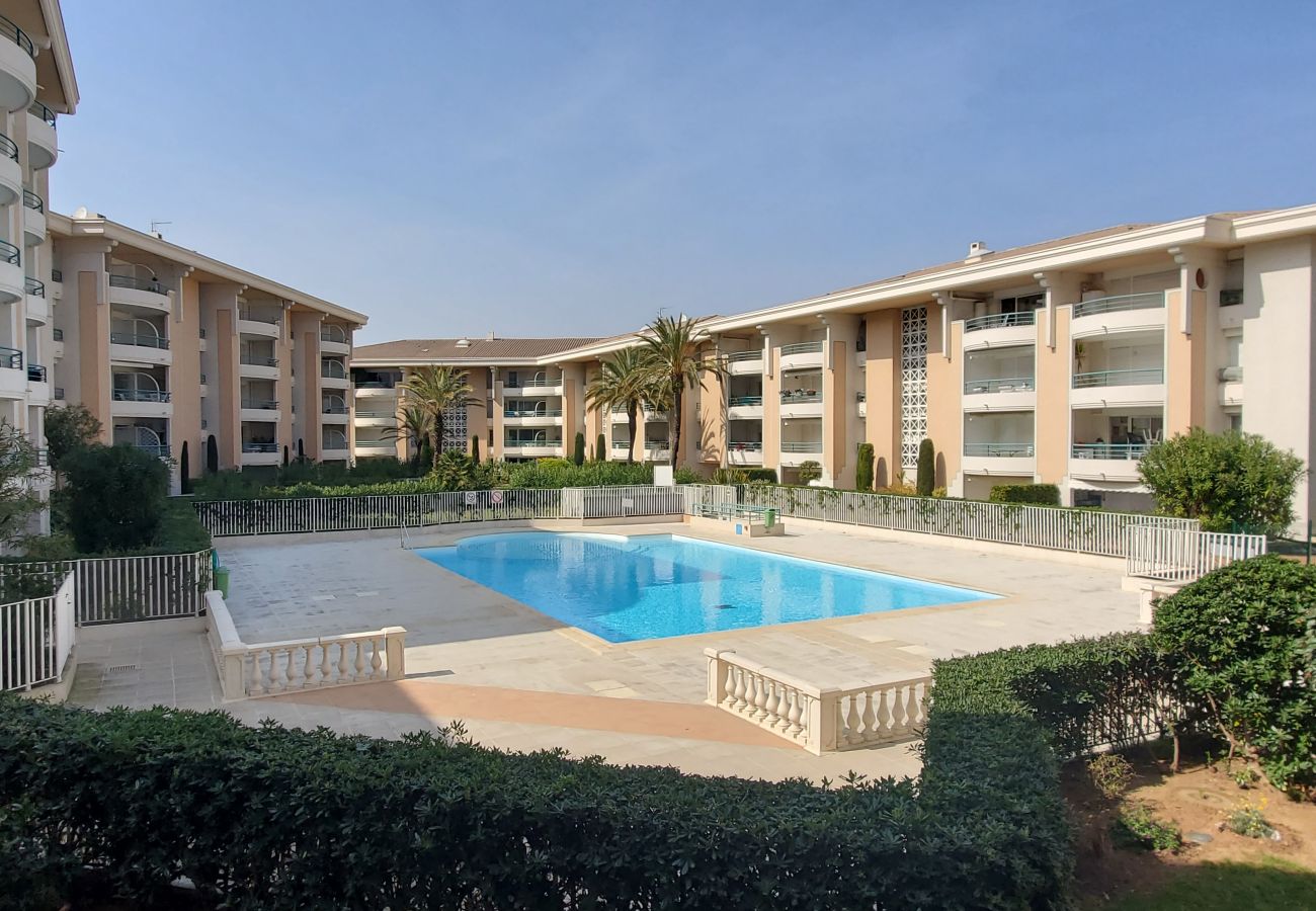 Appartamento a Fréjus - Port-Fréjus, Cesaree Borghèse, 2/3 locali 52m2, 4 posti letto, piscina, aria condizionata, parcheggio, accesso vicino alla spiaggia, ampio balcone per un piacevole soggiorno al sole, relax e svago