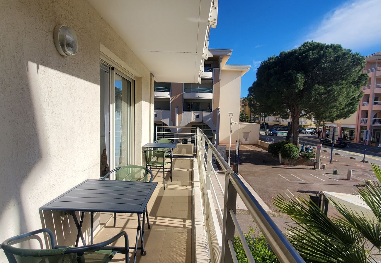 Appartamento a Fréjus - Port-Fréjus, LE NADIR, sulle banchine, Ampio bilocale 51m2, 4/5 posti letto, parcheggio, accesso vicino alle spiagge, balcone, per un piacevole soggiorno al sole, relax e svago