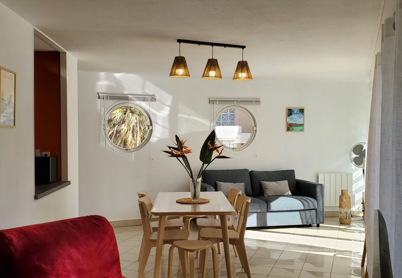 Appartamento a Fréjus - Port-Fréjus, LE NADIR, sulle banchine, Ampio bilocale 51m2, 4/5 posti letto, parcheggio, accesso vicino alle spiagge, balcone, per un piacevole soggiorno al sole, relax e svago