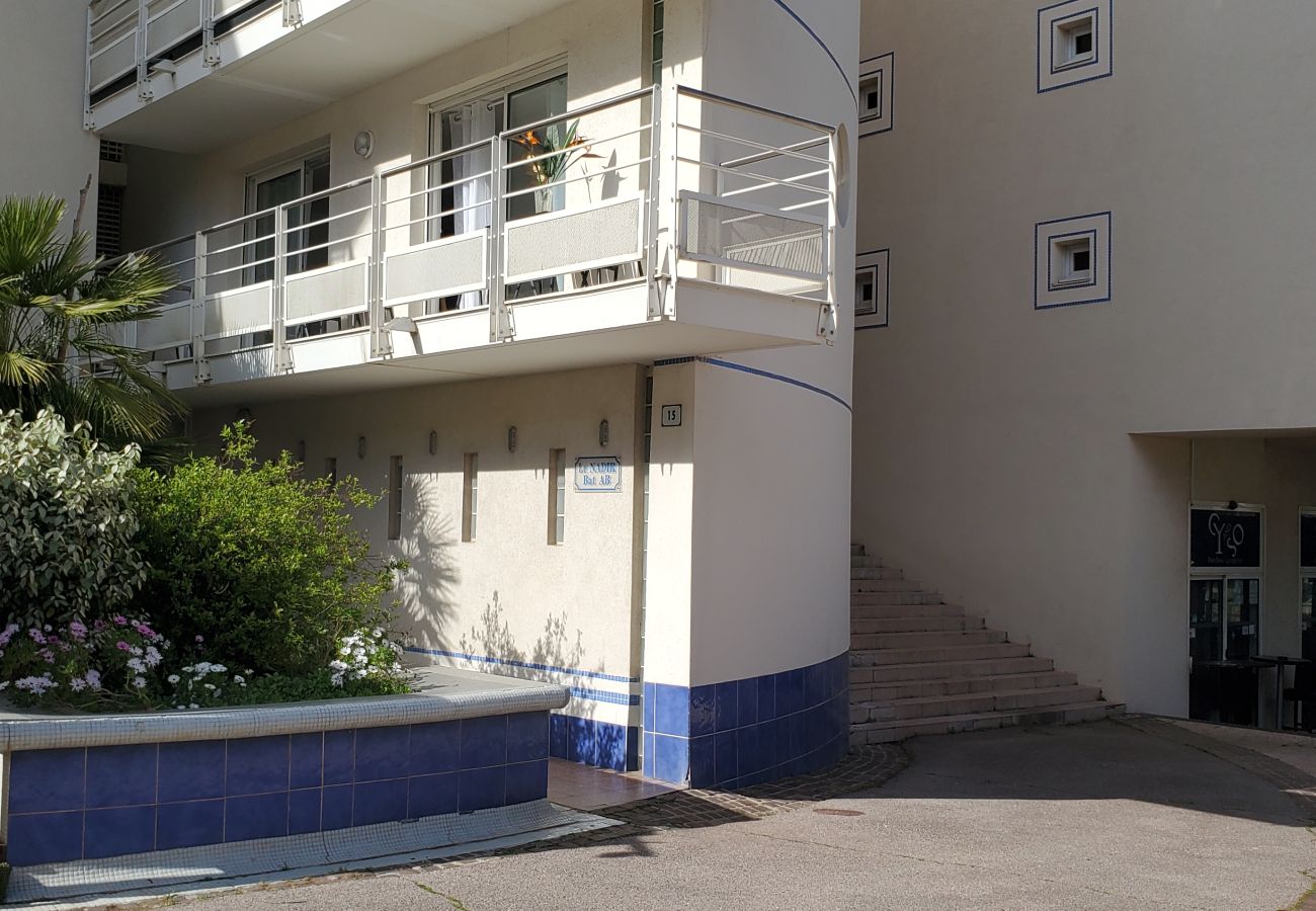 Appartamento a Fréjus - Port-Fréjus, LE NADIR, sulle banchine, Ampio bilocale 51m2, 4/5 posti letto, parcheggio, accesso vicino alle spiagge, balcone, per un piacevole soggiorno al sole, relax e svago