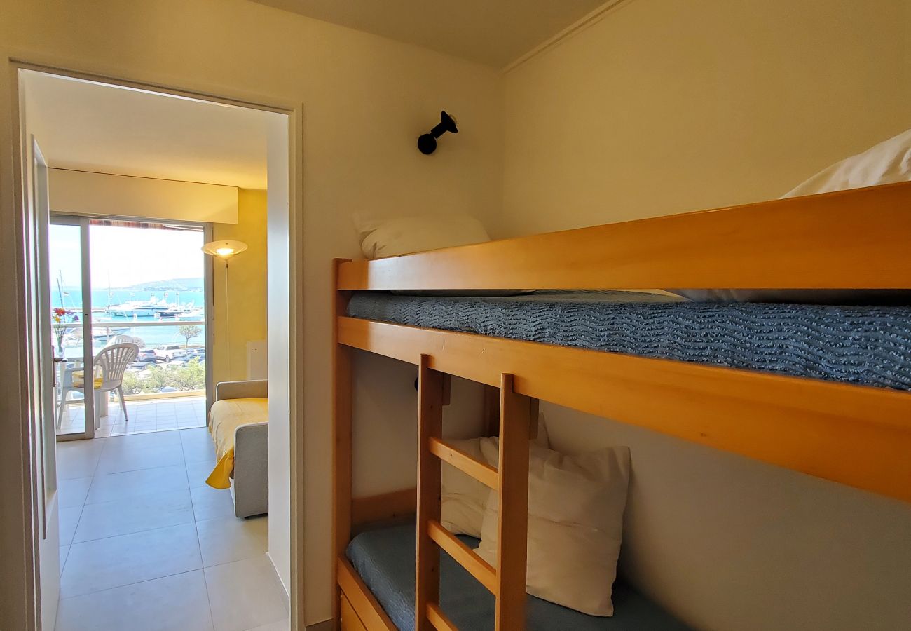 Appartamento a Fréjus - LE CAPITOLE, vista mare, cabina monolocale 27m2 fronte mare, 2 adulti, 2 bambini, aria condizionata e garage