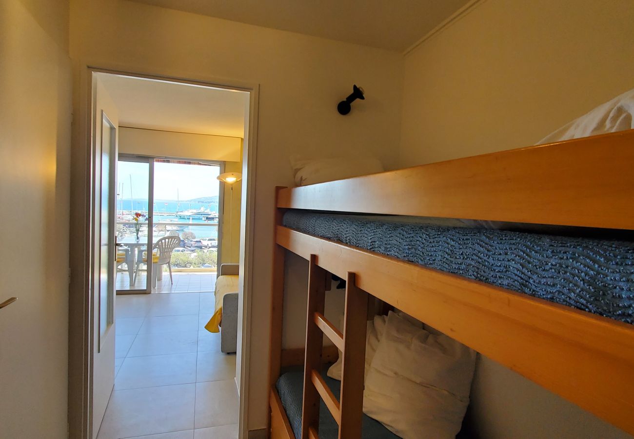 Appartamento a Fréjus - LE CAPITOLE, vista mare, cabina monolocale 27m2 fronte mare, 2 adulti, 2 bambini, aria condizionata e garage