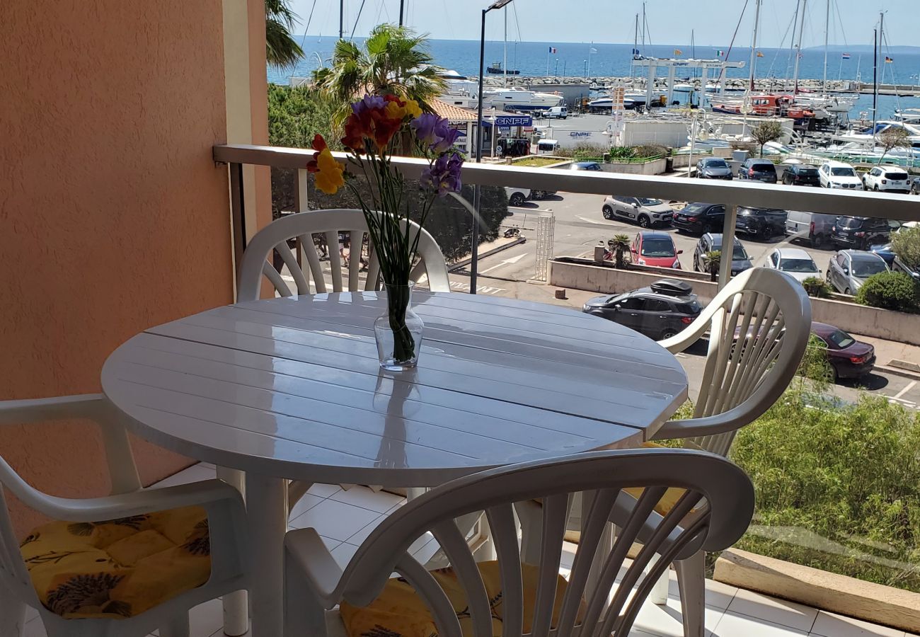 Appartamento a Fréjus - LE CAPITOLE, vista mare, cabina monolocale 27m2 fronte mare, 2 adulti, 2 bambini, aria condizionata e garage