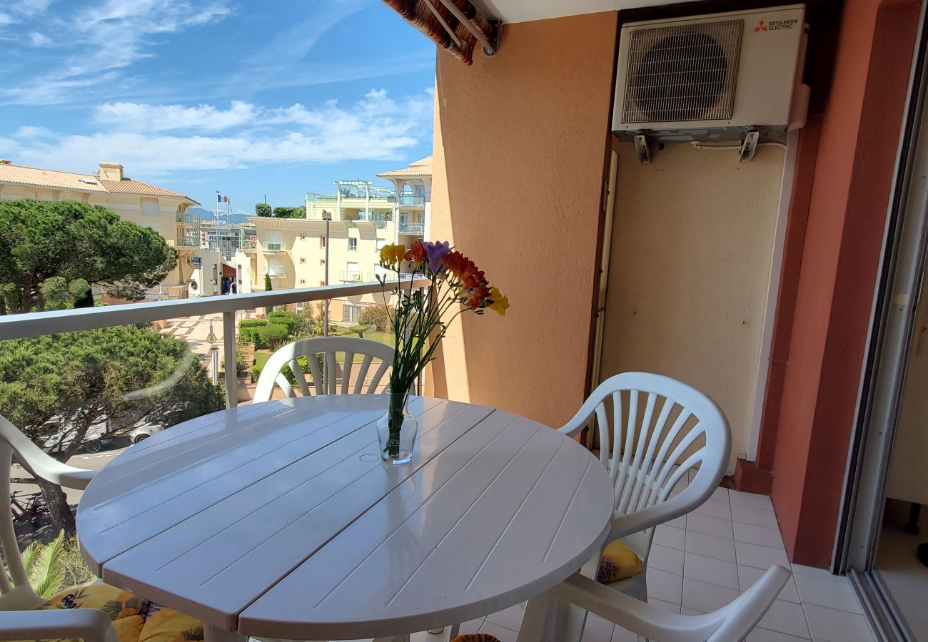 Appartamento a Fréjus - LE CAPITOLE, vista mare, cabina monolocale 27m2 fronte mare, 2 adulti, 2 bambini, aria condizionata e garage