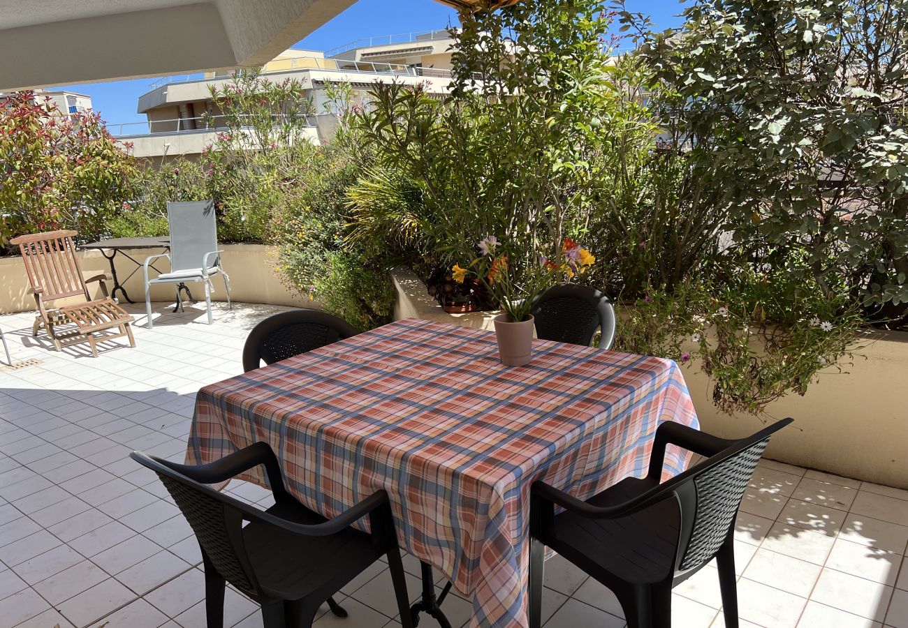 Appartamento a Fréjus - LA MIOUGRANO, T3, 4-6 persone, 70m2, ampia terrazza panoramica, aria condizionata, garage, piscina