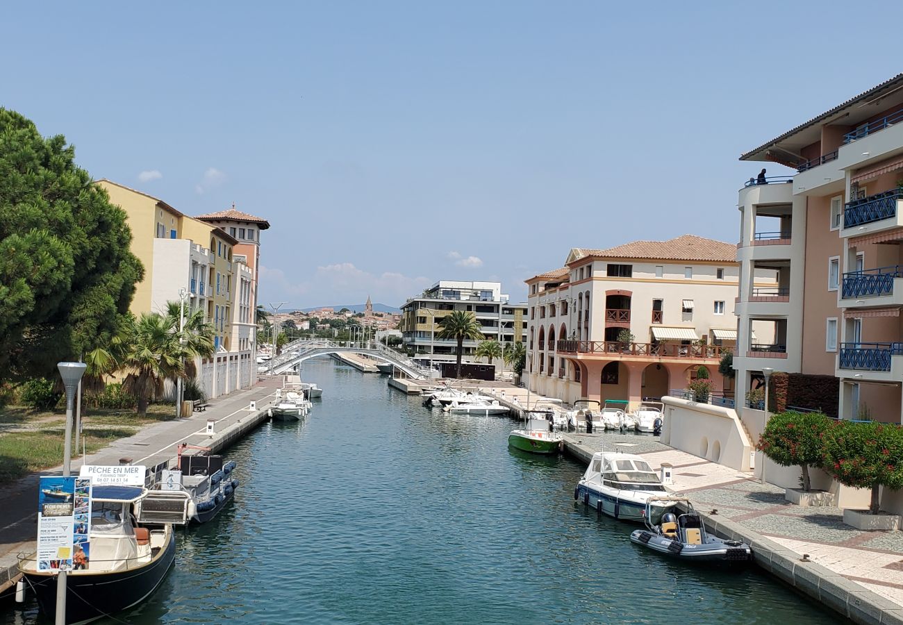 Appartamento a Fréjus - CAP HERMES, Splendida vista sul porto, 2/3 camere, capacità 5/6 persone, aria condizionata, parcheggio privato, accesso alla piscina e alla spiaggia