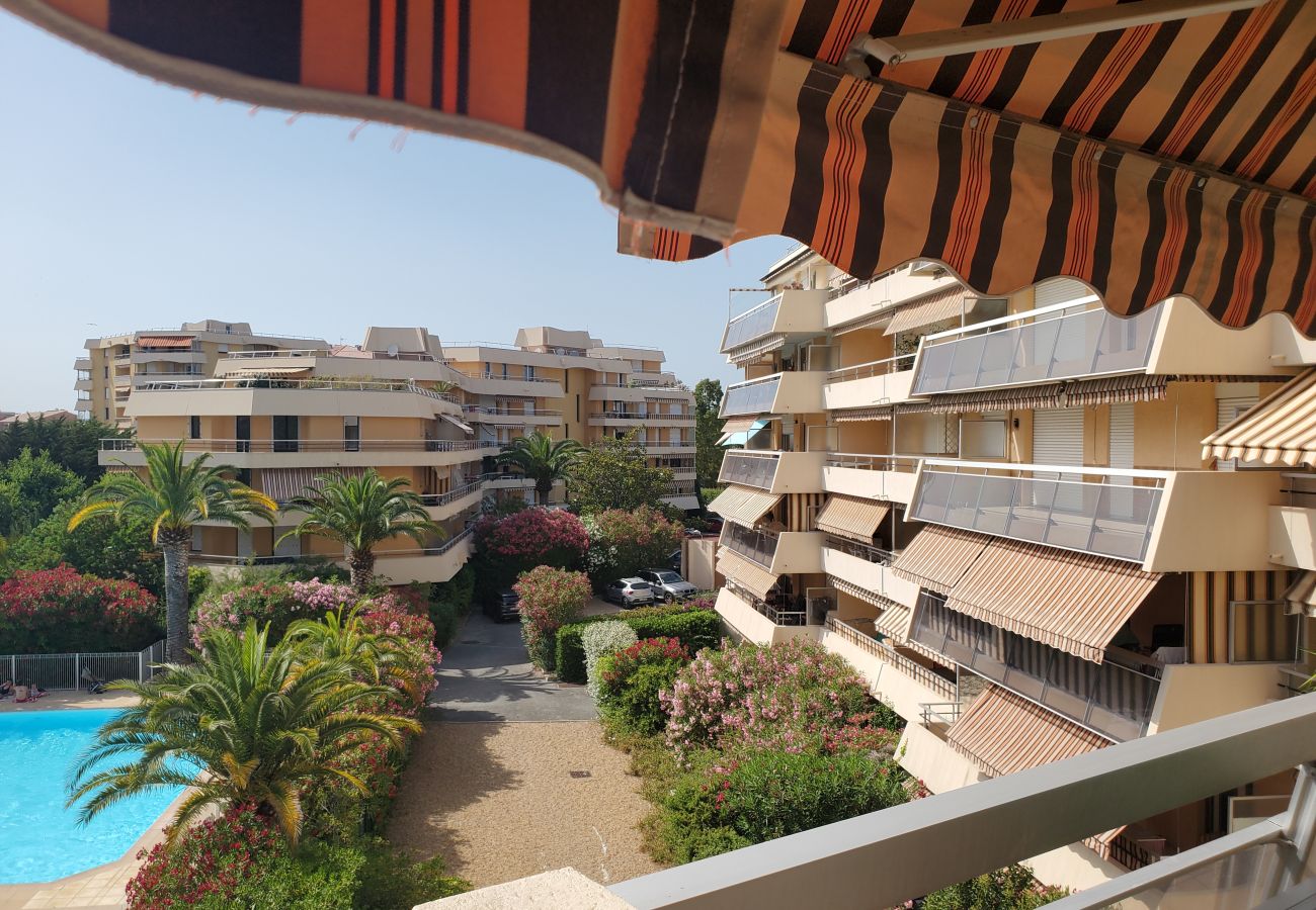 Appartement à Fréjus - LA MIOUGRA NO Fréjus-Plage :Superbe T2, 47 m2 climatisé,wifi/box fibre,200 m des plages, vue piscine et jardin, parking