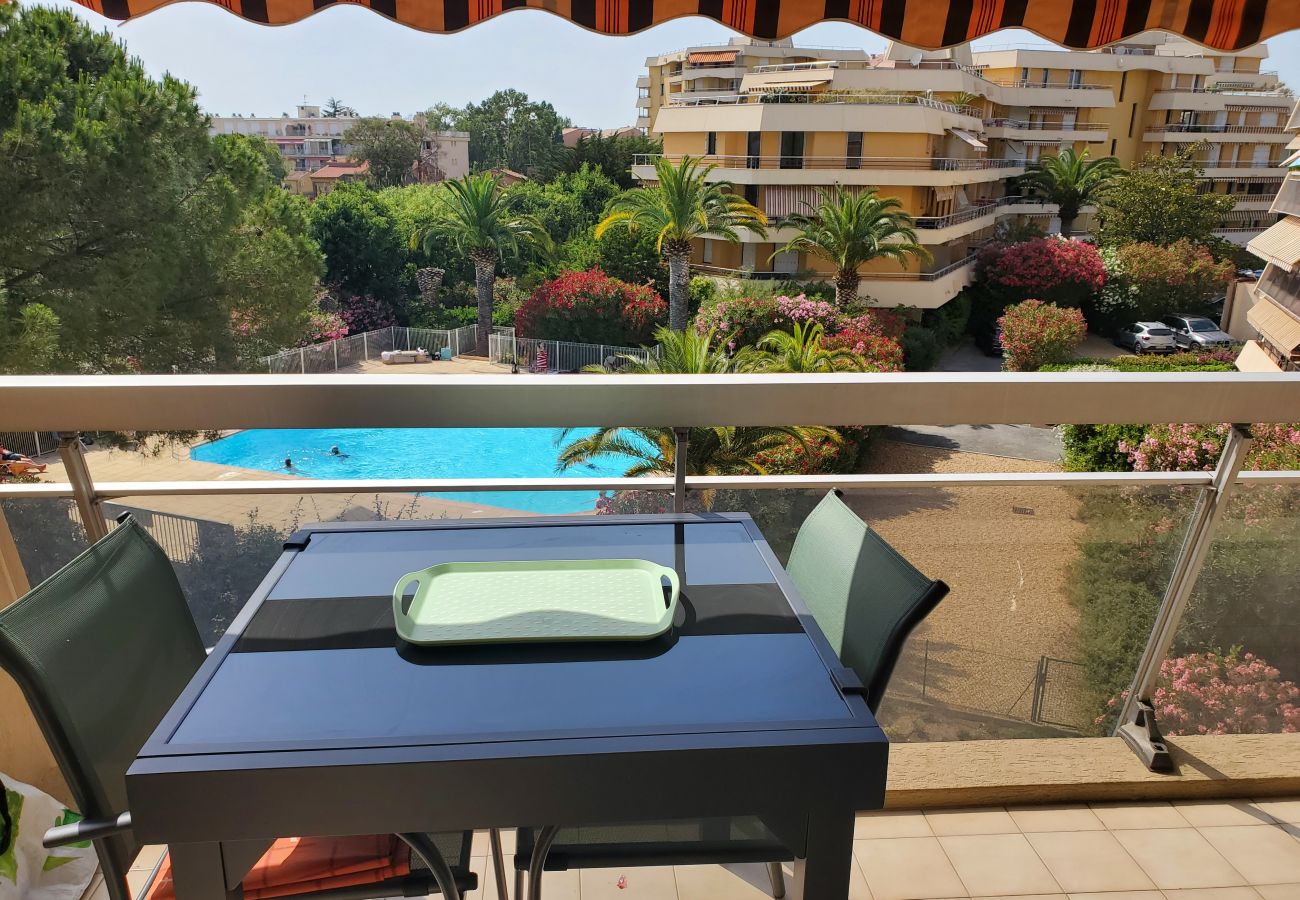 Appartement à Fréjus - LA MIOUGRA NO Fréjus-Plage :Superbe T2, 47 m2 climatisé,wifi/box fibre,200 m des plages, vue piscine et jardin, parking