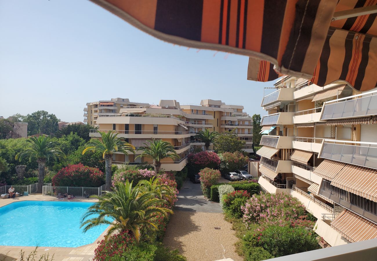 Appartement à Fréjus - LA MIOUGRA NO Fréjus-Plage :Superbe T2, 47 m2 climatisé,wifi/box fibre,200 m des plages, vue piscine et jardin, parking