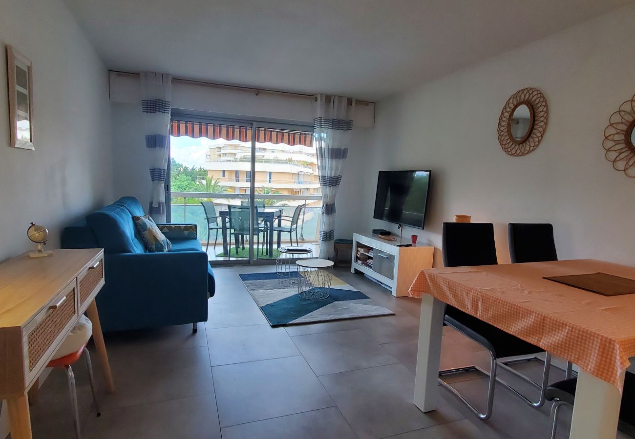 Appartement à Fréjus - LA MIOUGRA NO Fréjus-Plage :Superbe T2, 47 m2 climatisé,wifi/box fibre,200 m des plages, vue piscine et jardin, parking