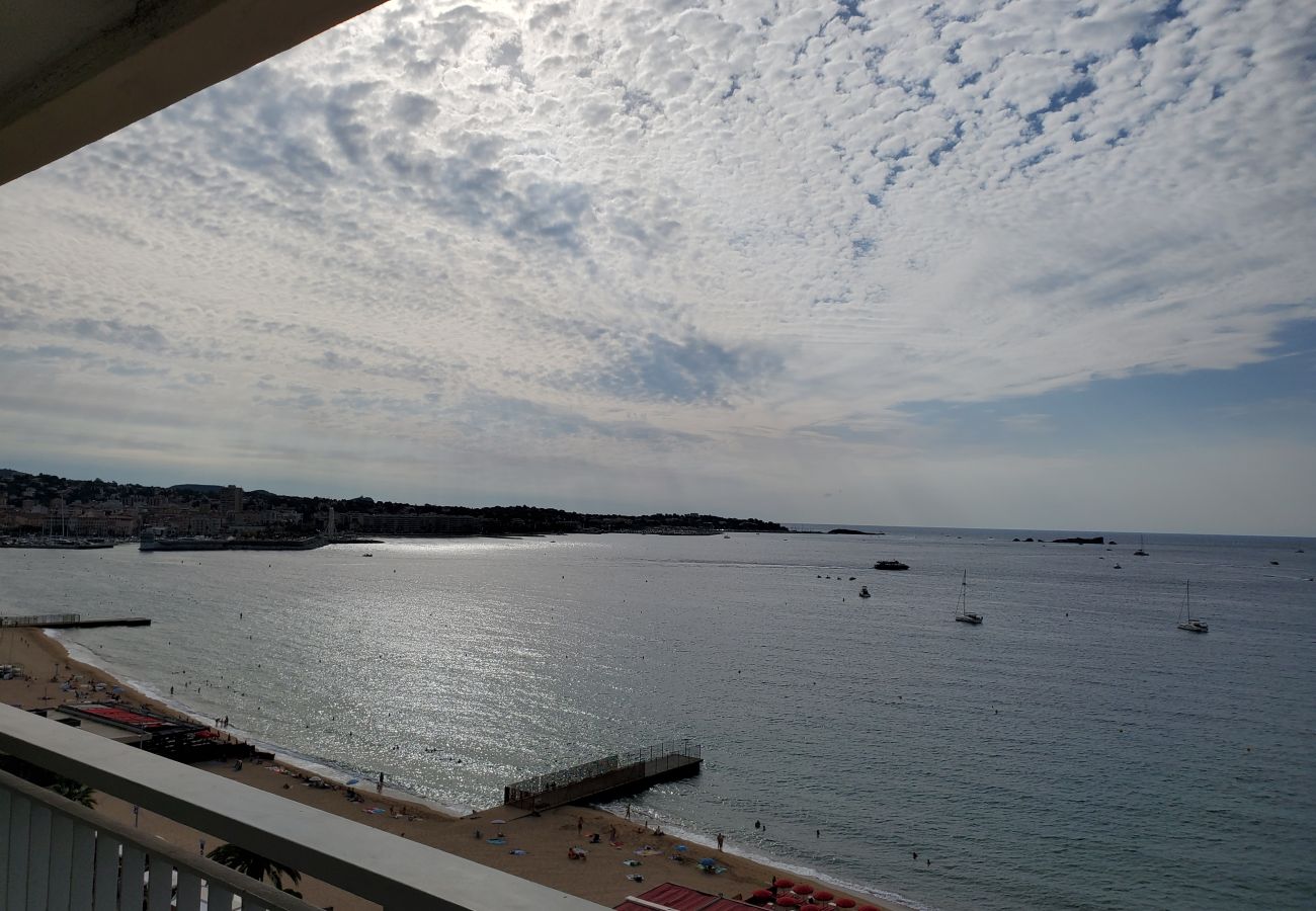 Appartement à Fréjus - FREJUS PLAGE Tour Méditerranée 10e Etage T2 Vue mer 180° Parking