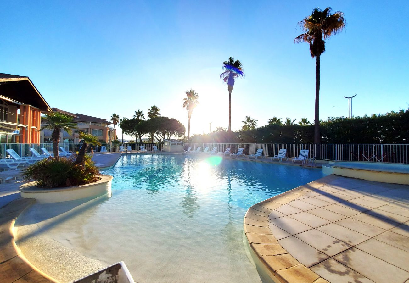 Appartement à Fréjus - CAP HERMES Magnifique logement climatisé 6 couchages Vue mer accès direct Plage avec Parking en sous-sol