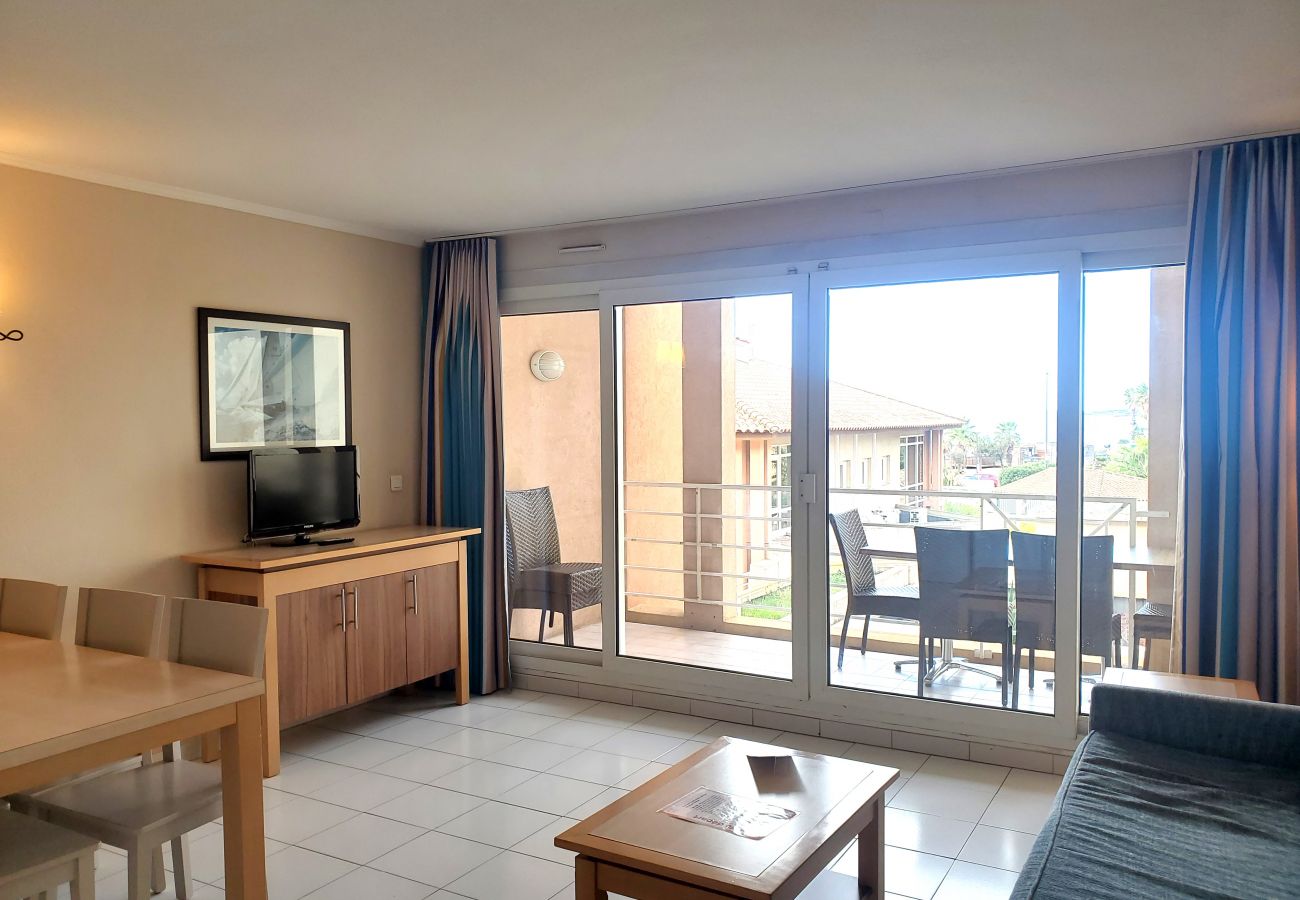 Appartement à Fréjus - CAP HERMES Magnifique logement climatisé 6 couchages Vue mer accès direct Plage avec Parking en sous-sol