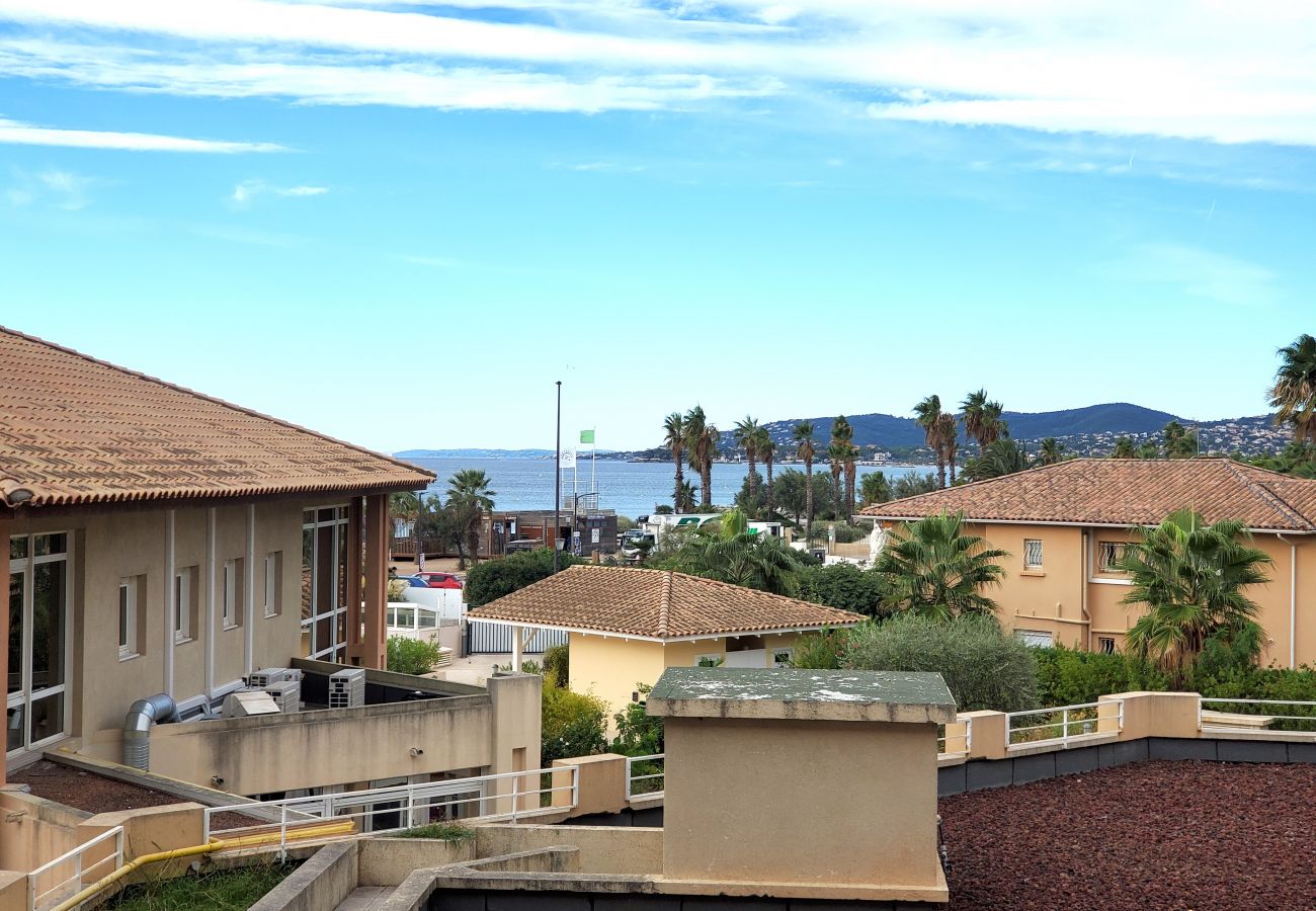 Appartement à Fréjus - CAP HERMES Magnifique logement climatisé 6 couchages Vue mer accès direct Plage avec Parking en sous-sol