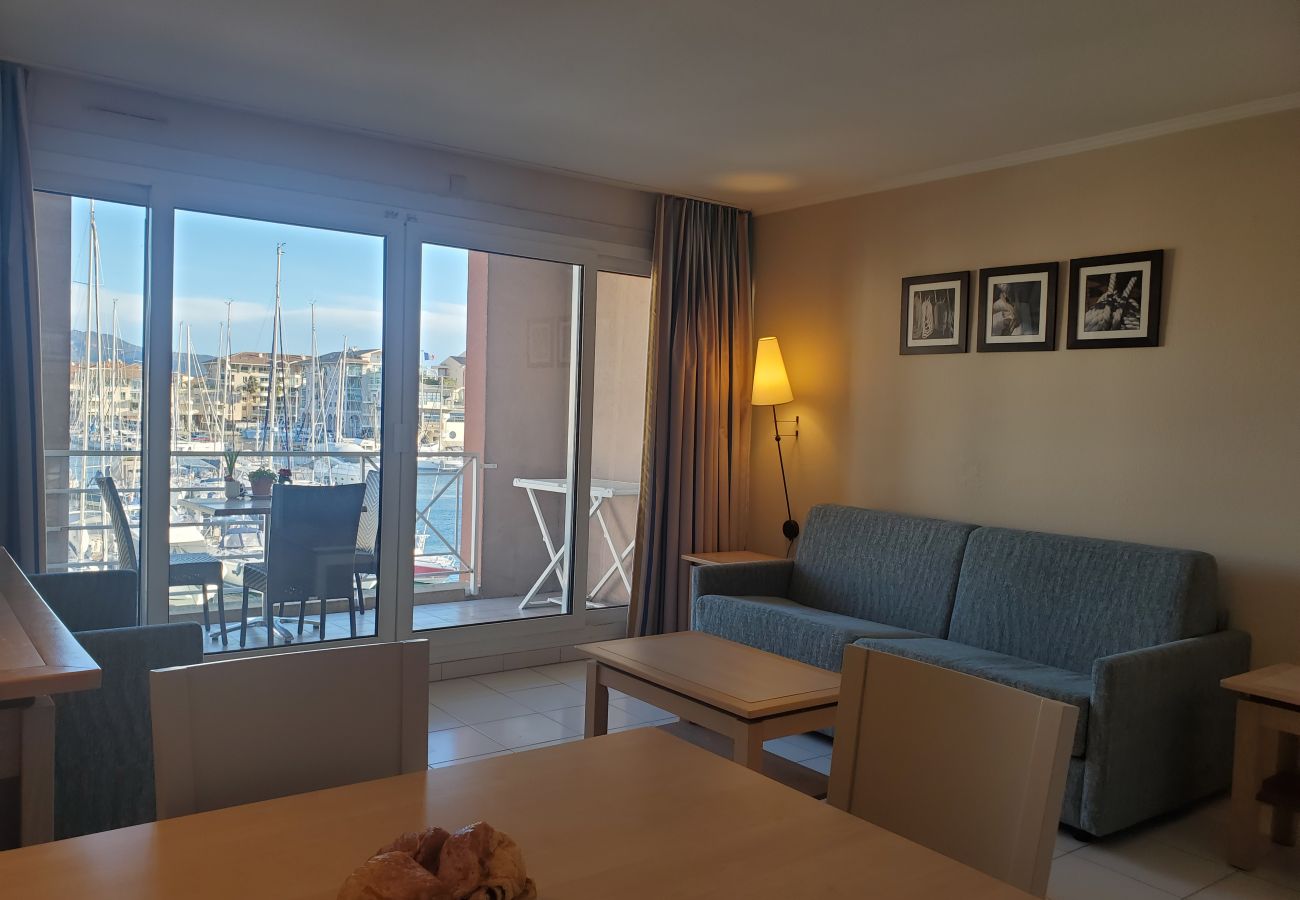 Studio à Fréjus - Cap Hermès Studio Vue Port 31m2 climatisé WIFI 3 personnes  piscine plages parking