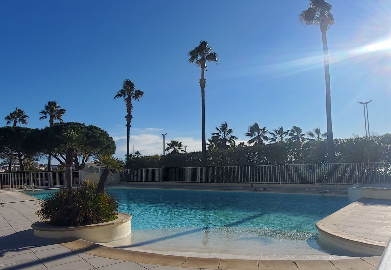 Studio à Fréjus - Cap Hermès Studio Vue Port 31m2 climatisé WIFI 3 personnes  piscine plages parking