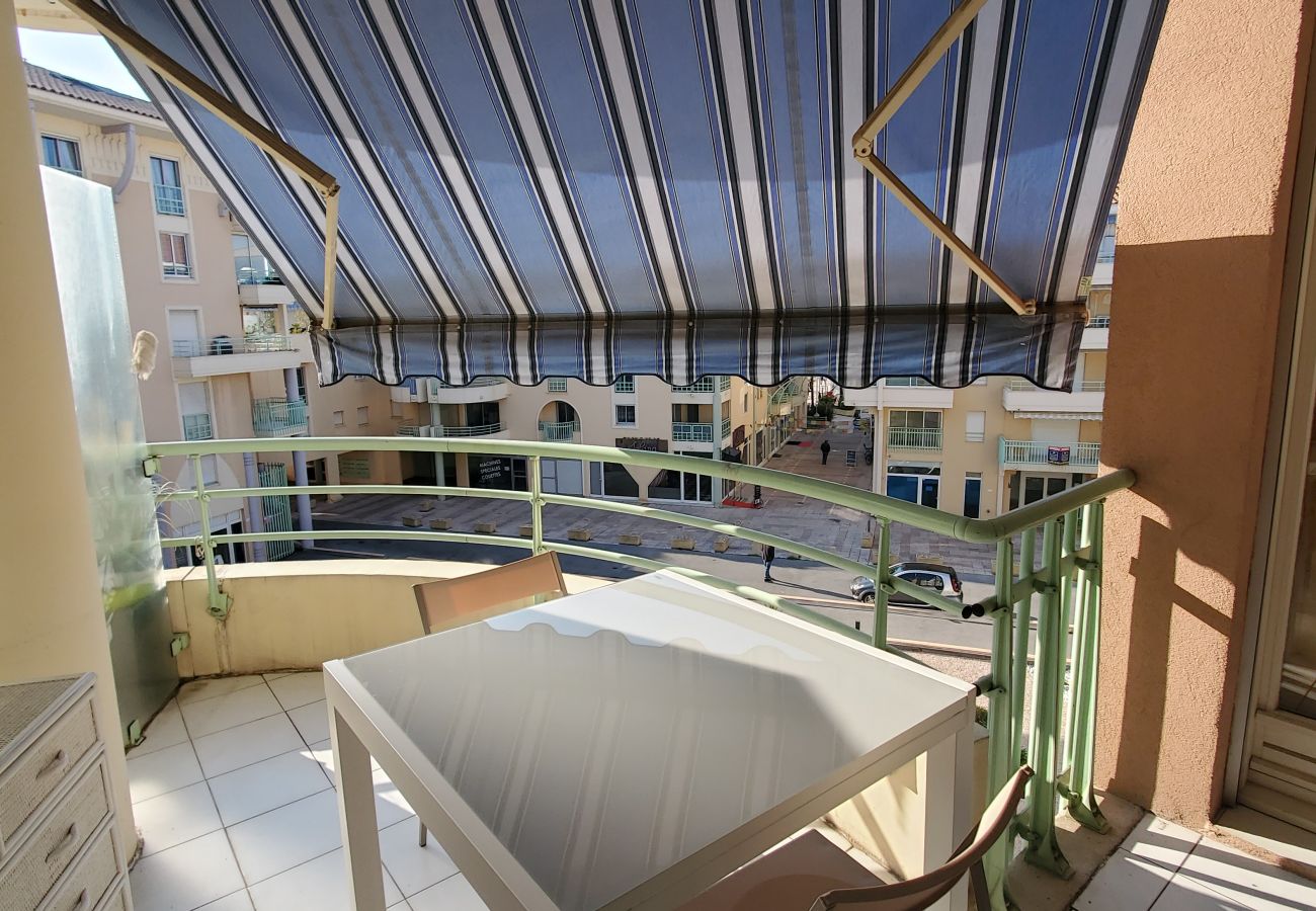 Appartement à Fréjus - Port FREJUS T2 39m2 climatisé Belle terrasse Vue jardin Wifi Parking 4 Personnes