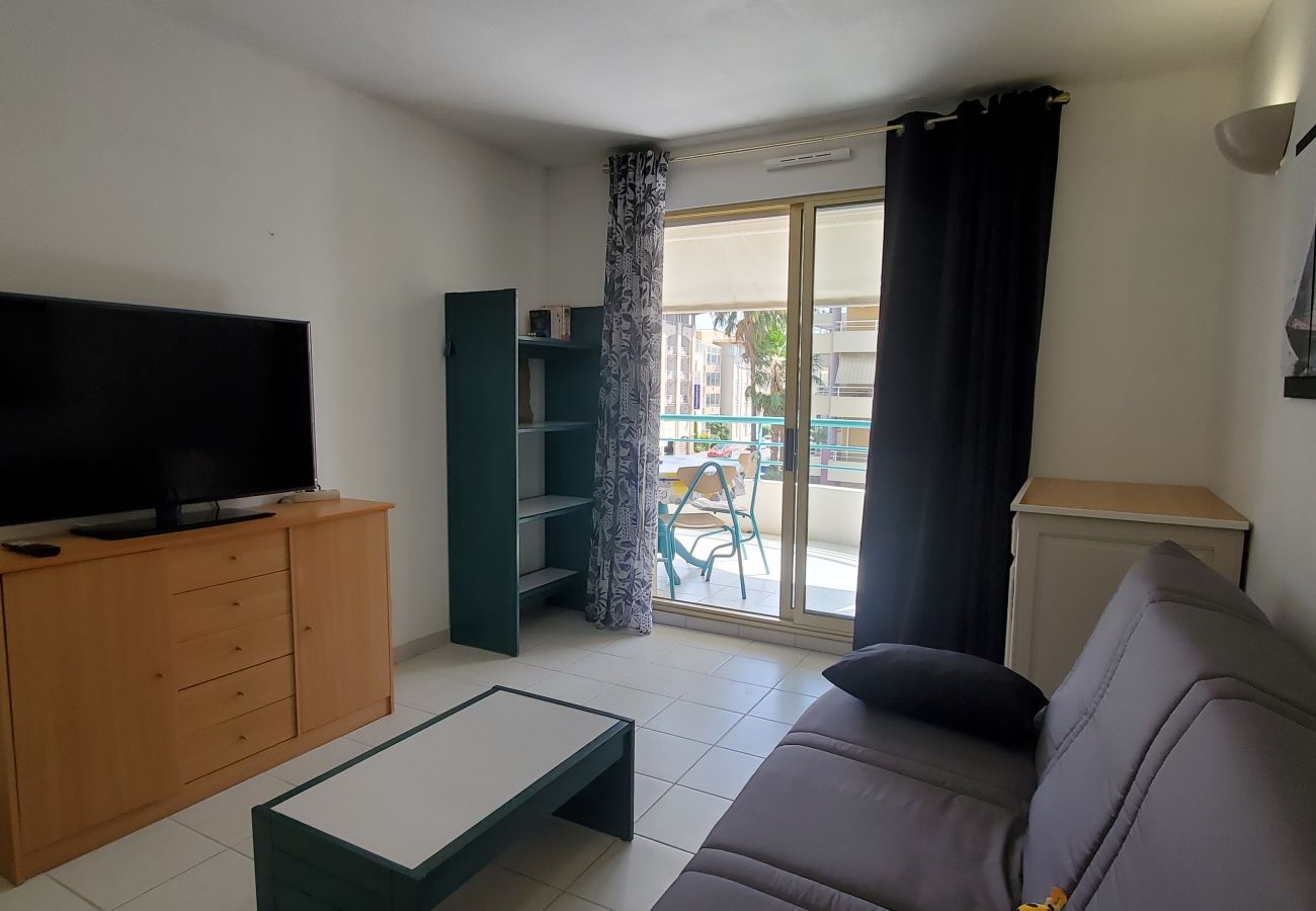 Appartement à Fréjus - Port-Frejus, Open, 2 pieces, 40m2, climatisé , 4 pers. grand balcon de 12m2 ,piscine, plages à 100m,  parking