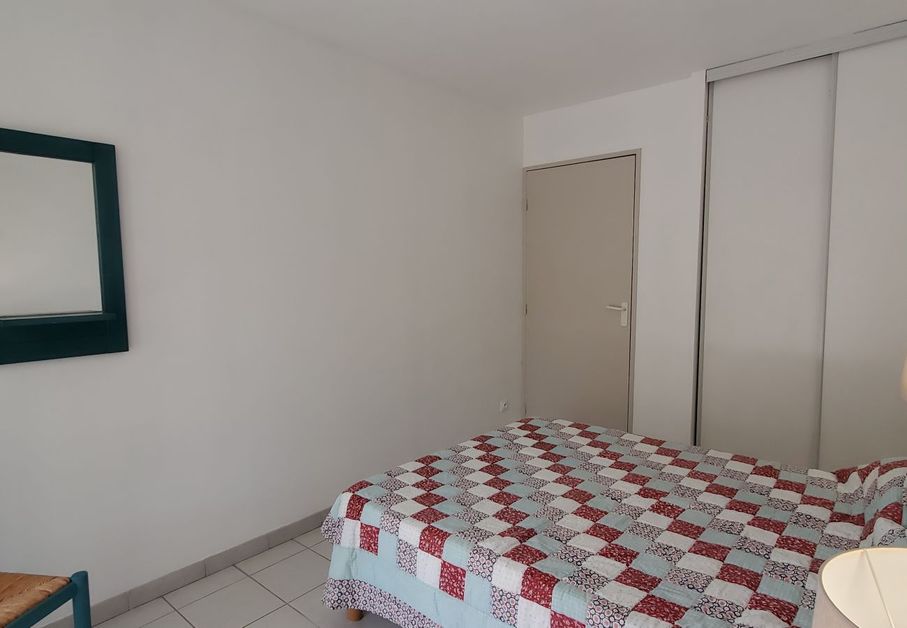 Appartement à Fréjus - Port-Frejus, Open, 2 pieces, 40m2, climatisé , 4 pers. grand balcon de 12m2 ,piscine, plages à 100m,  parking