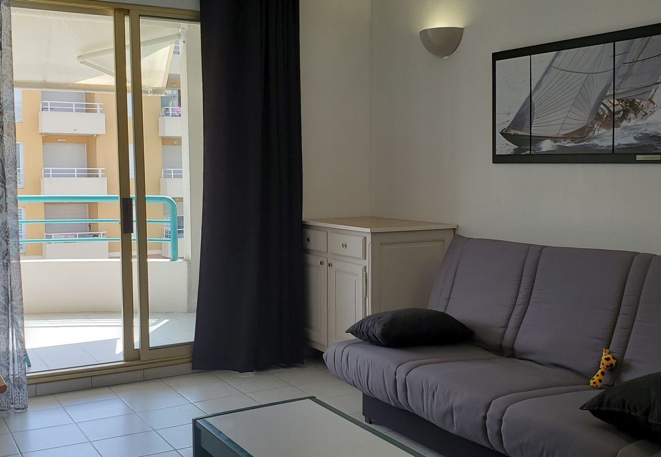 Appartement à Fréjus - Port-Frejus, Open, 2 pieces, 40m2, climatisé , 4 pers. grand balcon de 12m2 ,piscine, plages à 100m,  parking