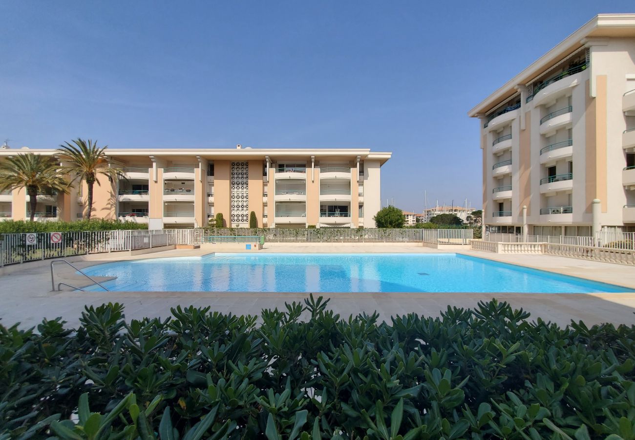 Appartement à Fréjus - Port-Frejus, Open, 2 pieces, 40m2, climatisé , 4 pers. grand balcon de 12m2 ,piscine, plages à 100m,  parking