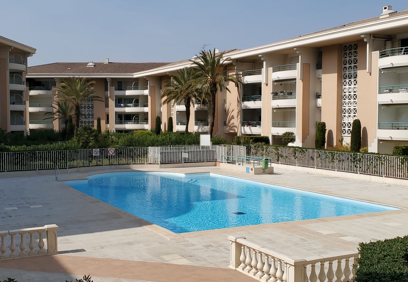 Appartement à Fréjus - Port-Frejus, Open, 2 pieces, 40m2, climatisé , 4 pers. grand balcon de 12m2 ,piscine, plages à 100m,  parking