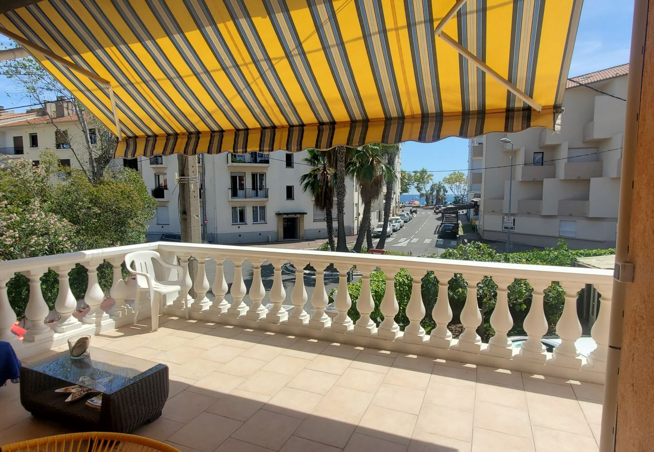 Appartement à Fréjus - Vue sur mer et à 50m des plages, 3pièces en 1er étage de villa, climatisé et belle terrasse pour 4 privilégiés