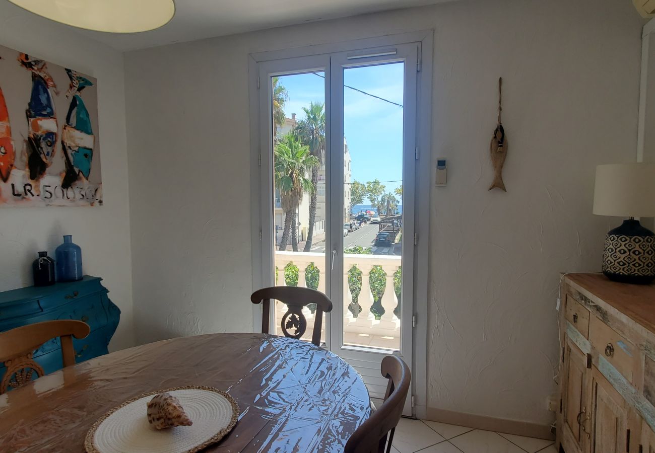 Appartement à Fréjus - Vue sur mer et à 50m des plages, 3pièces en 1er étage de villa, climatisé et belle terrasse pour 4 privilégiés