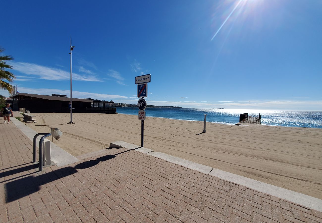 Appartement à Fréjus - Vue sur mer et à 50m des plages, 3pièces en 1er étage de villa, climatisé et belle terrasse pour 4 privilégiés