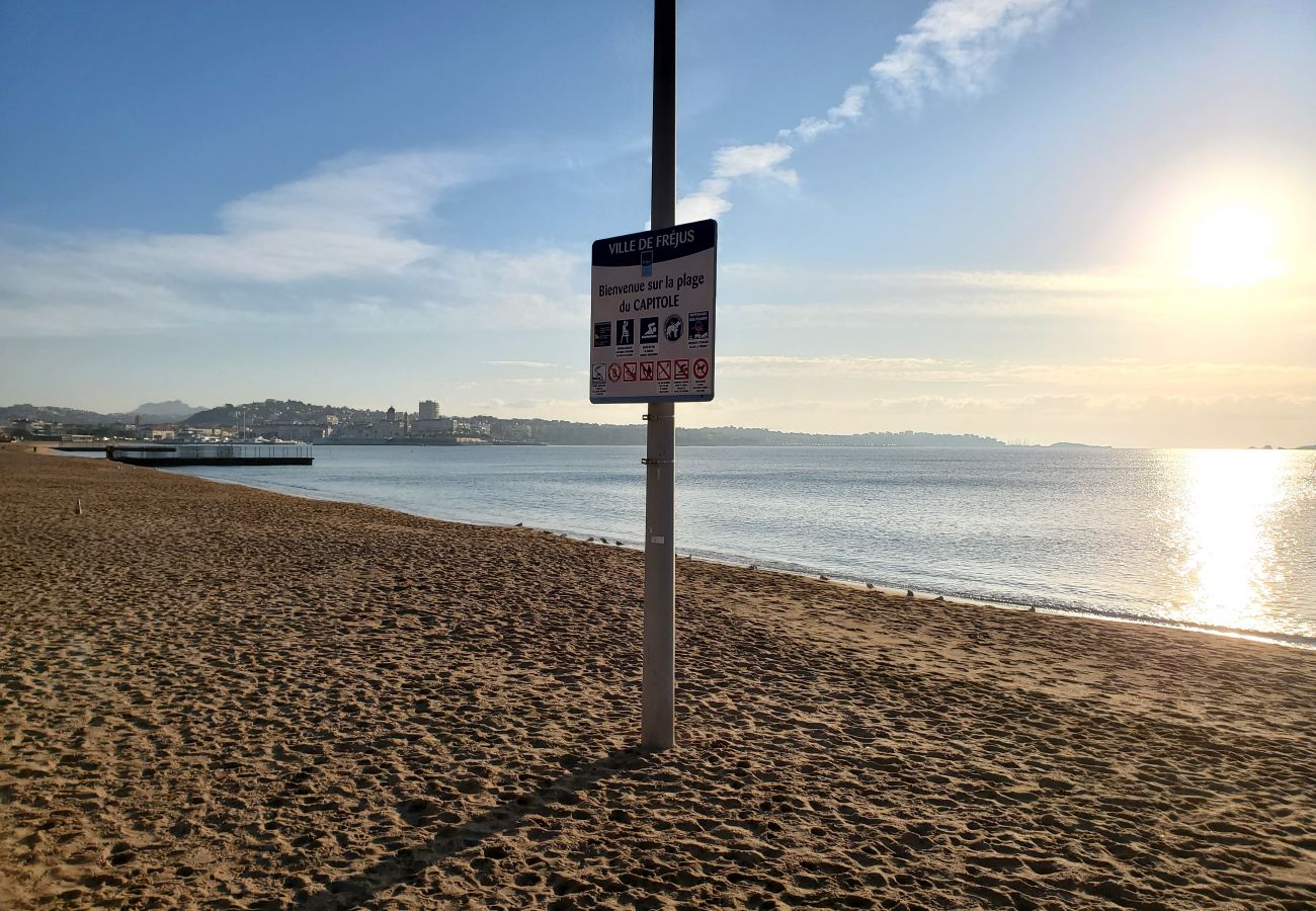 Appartement à Fréjus - Vue sur mer et à 50m des plages, 3pièces en 1er étage de villa, climatisé et belle terrasse pour 4 privilégiés