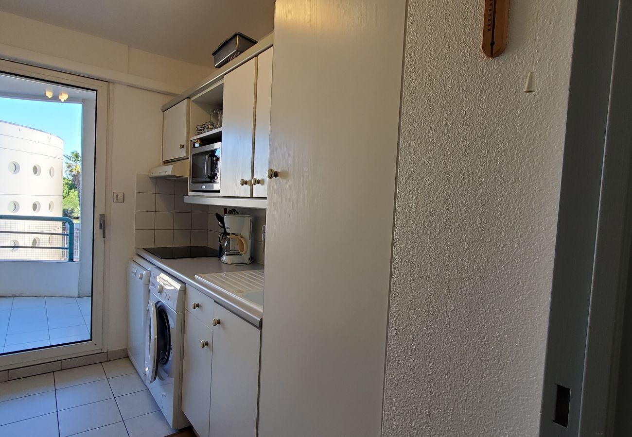 Appartement à Fréjus - Port-Fréjus, Cesaree Borghèse, 2/3 pièces 52m2, 4 couchages, piscine, climatisé, parking, accès proche à la plage, grand balcon pour agréable séjour au soleil, détente et loisirs