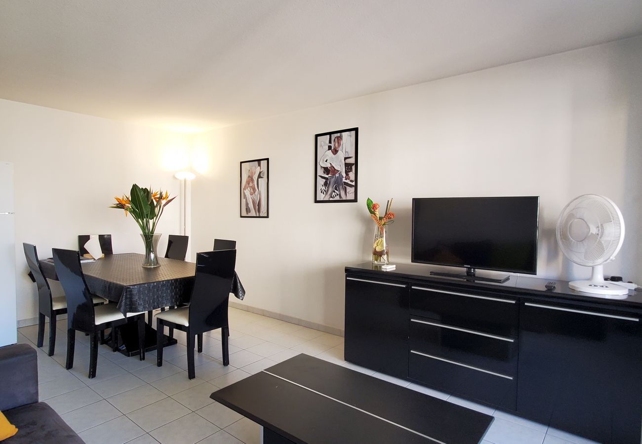 Appartement à Fréjus - Port-Fréjus, Cesaree Borghèse, 2/3 pièces 52m2, 4 couchages, piscine, climatisé, parking, accès proche à la plage, grand balcon pour agréable séjour au soleil, détente et loisirs