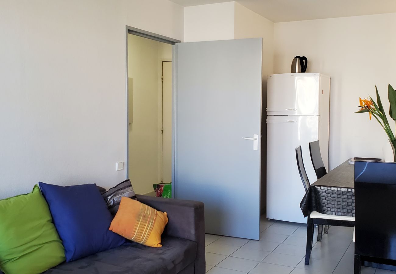 Appartement à Fréjus - Port-Fréjus, Cesaree Borghèse, 2/3 pièces 52m2, 4 couchages, piscine, climatisé, parking, accès proche à la plage, grand balcon pour agréable séjour au soleil, détente et loisirs