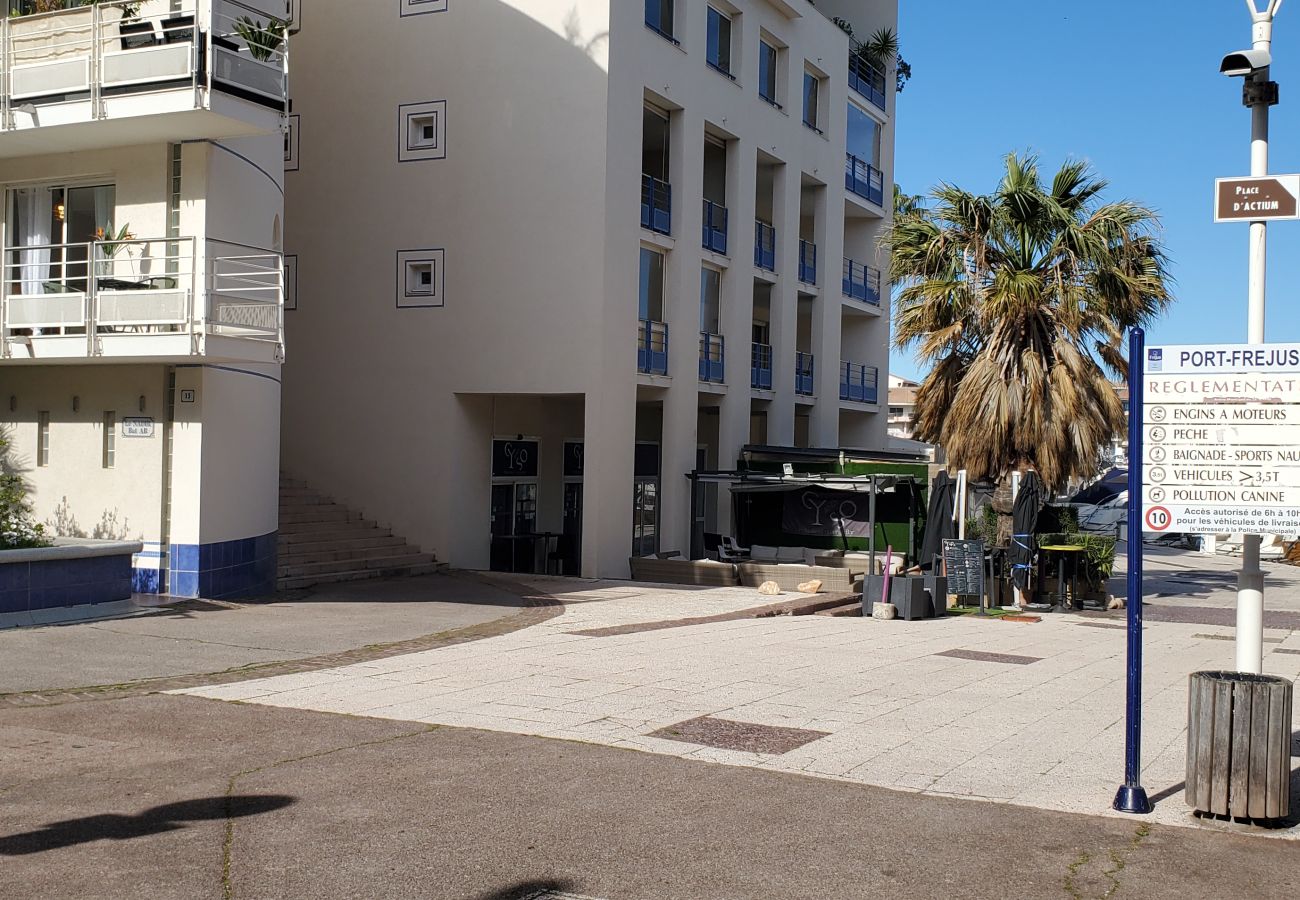 Appartement à Fréjus - Port-Fréjus, LE NADIR, sur les quais, Grand 2 pièces 51m2, 4/5 couchages, parking, accès proche aux plages, balcon, pour agréable séjour au soleil, détente et loisirs