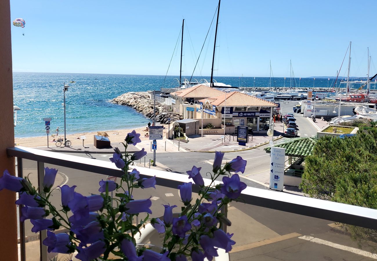 Studio à Fréjus - LE CAPITOLE, Vue mer, Studio cabine 27m2 les pieds dans l'eau, 2 adultes, 2 enfants, clim et garage