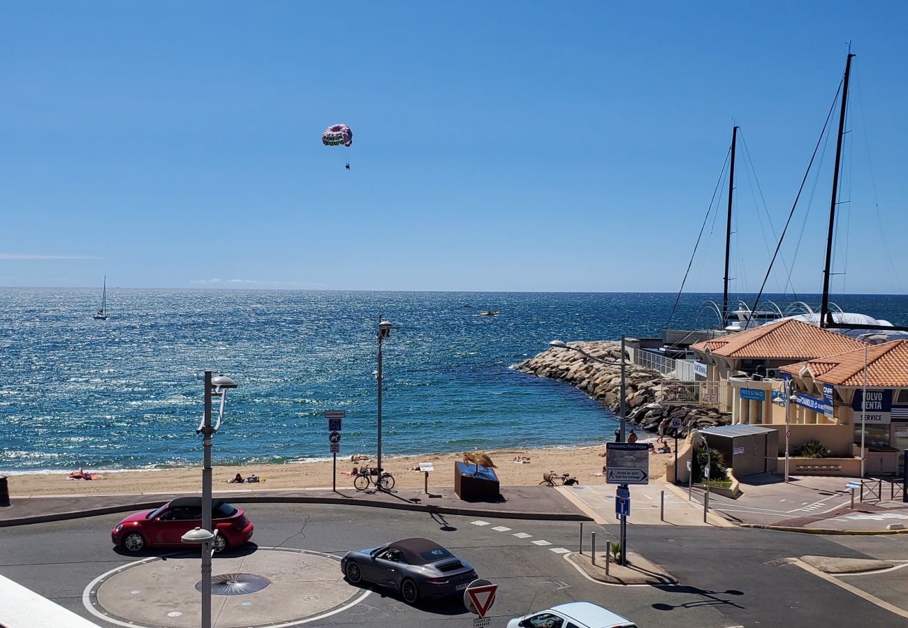 Studio à Fréjus - LE CAPITOLE, Vue mer, Studio cabine 27m2 les pieds dans l'eau, 2 adultes, 2 enfants, clim et garage