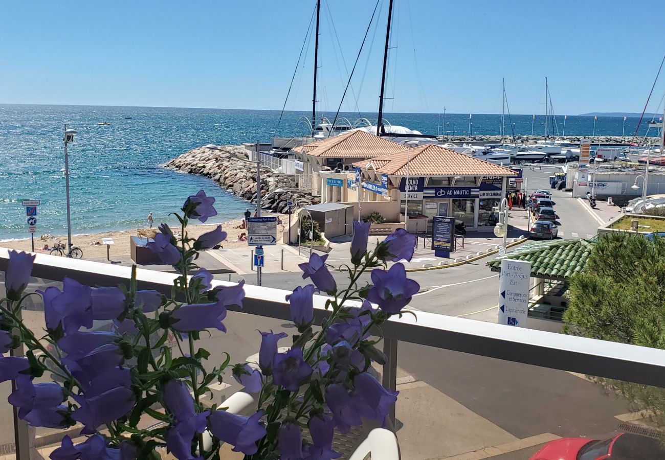 Studio à Fréjus - LE CAPITOLE, Vue mer, Studio cabine 27m2 les pieds dans l'eau, 2 adultes, 2 enfants, clim et garage