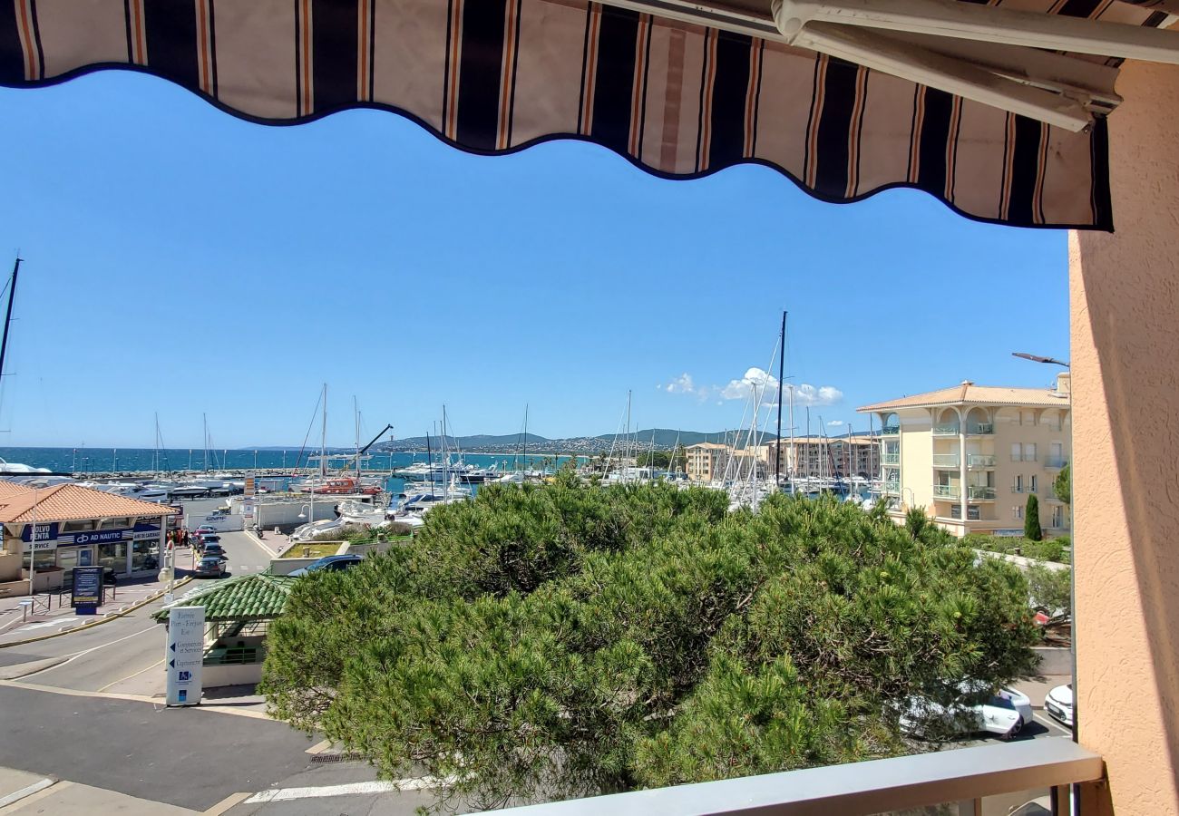 Studio à Fréjus - LE CAPITOLE, Vue mer, Studio cabine 27m2 les pieds dans l'eau, 2 adultes, 2 enfants, clim et garage