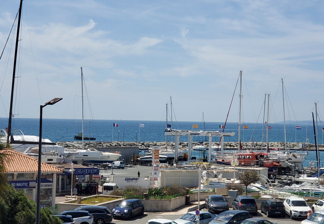 Appartement à Fréjus - LE CAPITOLE, Vue mer, Studio cabine 27m2 les pieds dans l'eau, 2 adultes, 2 enfants, clim et garage