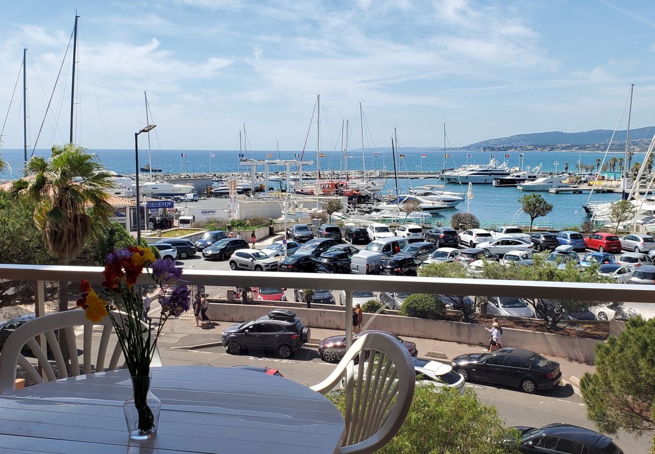 Appartement à Fréjus - LE CAPITOLE, Vue mer, Studio cabine 27m2 les pieds dans l'eau, 2 adultes, 2 enfants, clim et garage