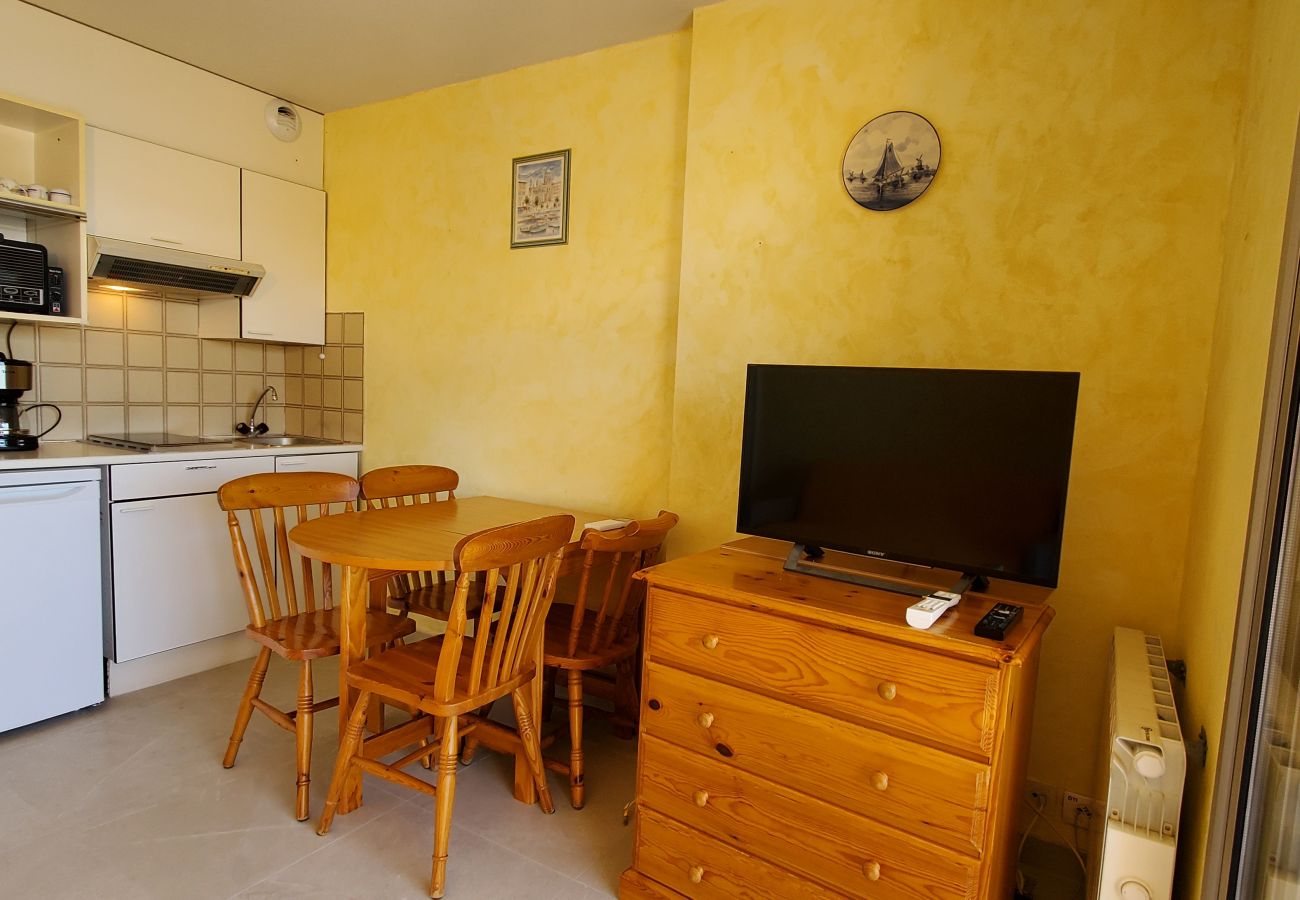 Appartement à Fréjus - LE CAPITOLE, Vue mer, Studio cabine 27m2 les pieds dans l'eau, 2 adultes, 2 enfants, clim et garage