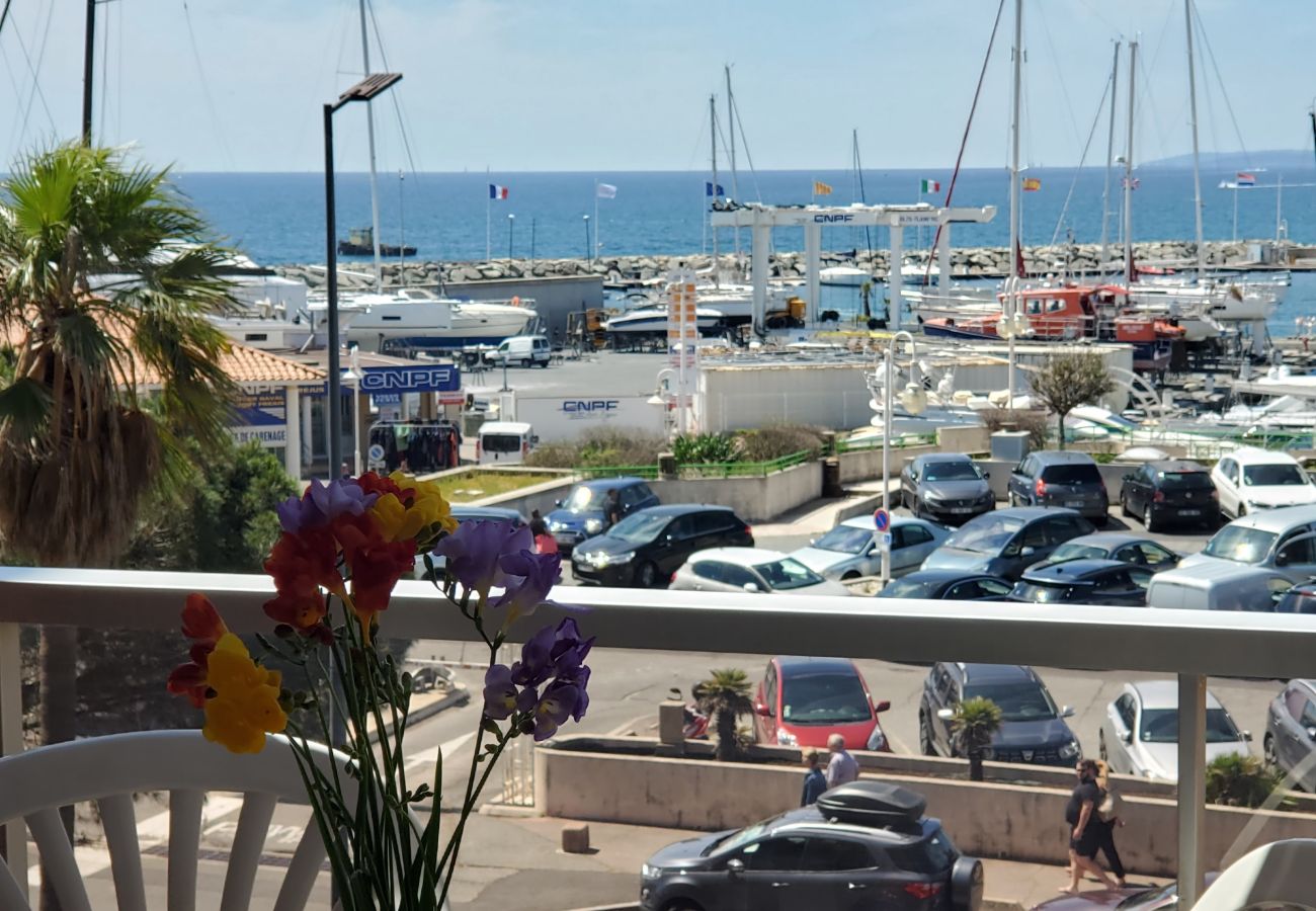 Appartement à Fréjus - LE CAPITOLE, Vue mer, Studio cabine 27m2 les pieds dans l'eau, 2 adultes, 2 enfants, clim et garage