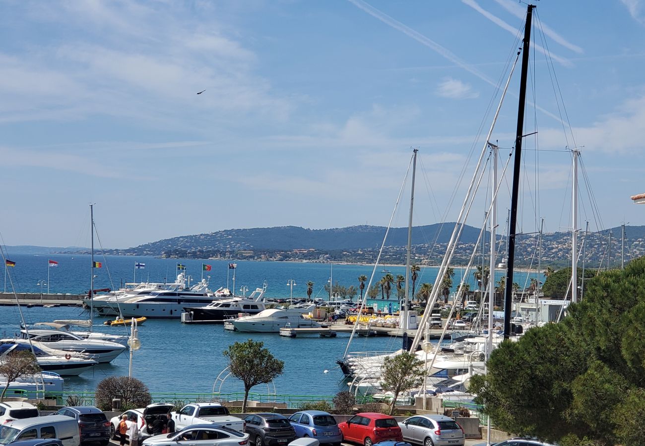 Appartement à Fréjus - LE CAPITOLE, Vue mer, Studio cabine 27m2 les pieds dans l'eau, 2 adultes, 2 enfants, clim et garage